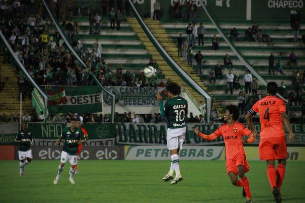 Mostrando sua j conhecida (e extrema) carncia ofensiva, o Sport teve uma atuao muito abaixo da crtica tambm na criao de jogadas e pouco conseguiu fazer para evitar a derrota. O jogo de volta  na prxima quarta-feira (13), na Ilha do Retiro.