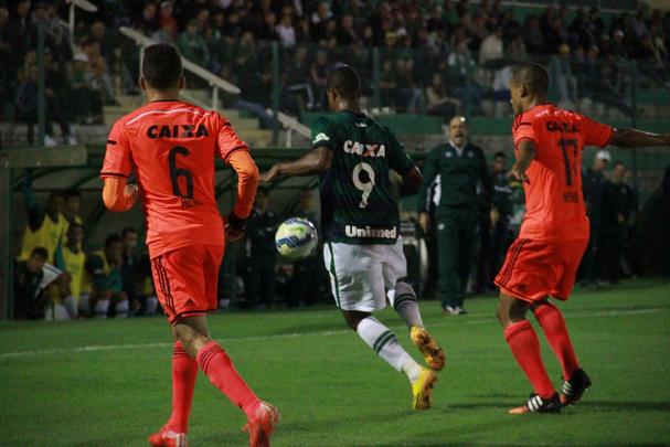 Mostrando sua j conhecida (e extrema) carncia ofensiva, o Sport teve uma atuao muito abaixo da crtica tambm na criao de jogadas e pouco conseguiu fazer para evitar a derrota. O jogo de volta  na prxima quarta-feira (13), na Ilha do Retiro.