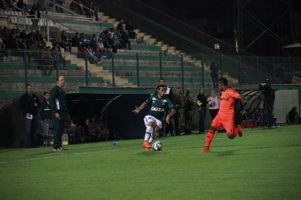 Mostrando sua j conhecida (e extrema) carncia ofensiva, o Sport teve uma atuao muito abaixo da crtica tambm na criao de jogadas e pouco conseguiu fazer para evitar a derrota. O jogo de volta  na prxima quarta-feira (13), na Ilha do Retiro.