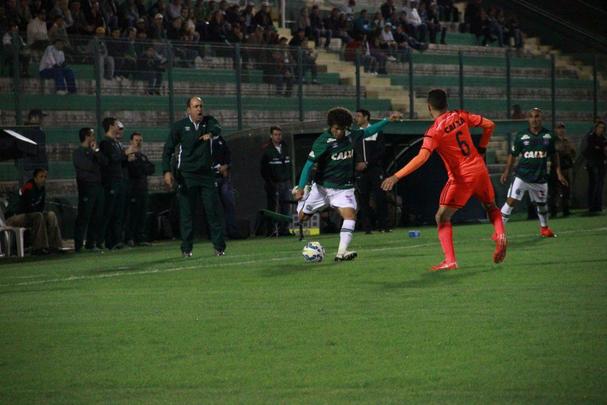 Mostrando sua j conhecida (e extrema) carncia ofensiva, o Sport teve uma atuao muito abaixo da crtica tambm na criao de jogadas e pouco conseguiu fazer para evitar a derrota. O jogo de volta  na prxima quarta-feira (13), na Ilha do Retiro.
