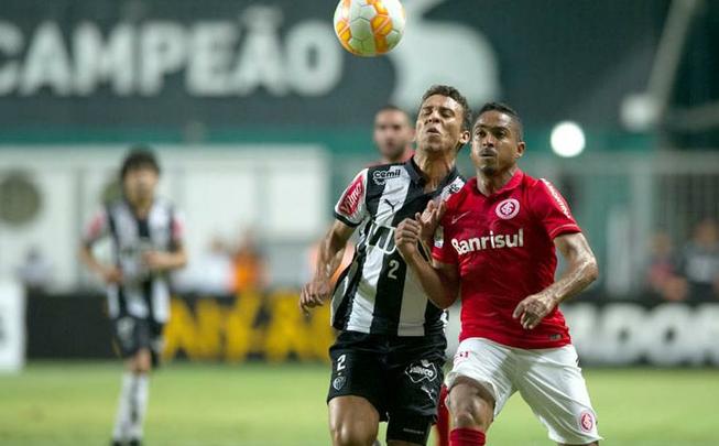 INTERNACIONAL - Com passagem pelo Náutico entre 2001 e 2004 e também pelo Santa Cruz em 2006, Jorge Henrique (D) é titular do clube gaúcho.