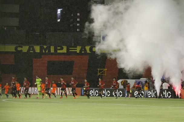 Os jogadores do Sport entreram no gramado sob grande pompa para o lançamento do novo uniforme do clube. Além de fogos, houve até um tapete vermelho para os atletas