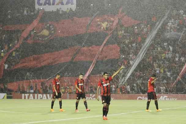 O Sport já enfrentou a Chapecoense com o novo padrão, em homenagem aos 110 anos do clube. Camisa tem listras verticais e usa o primeiro escudo da história, datado de 1905