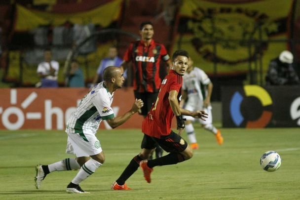 O Sport já enfrentou a Chapecoense com o novo padrão, em homenagem aos 110 anos do clube. Camisa tem listras verticais e usa o primeiro escudo da história, datado de 1905