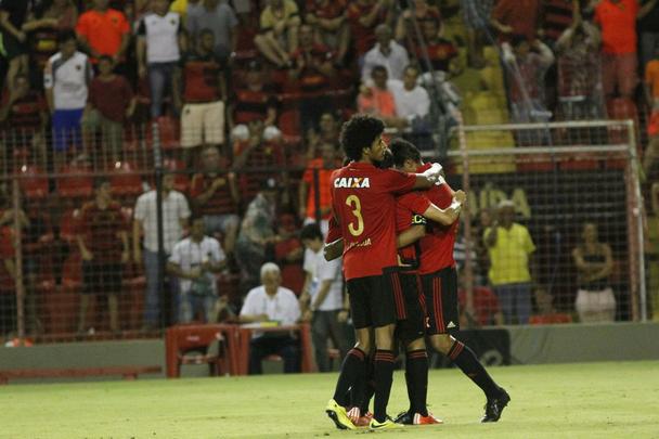 Após a festa, quando a bola rolou, o Sport não teve vida fácil. O Leão fez um primeiro tempo muito ruim e só se recuperou na etapa final, quando marcou os dois gols que precisava, levando a decisão da vaga para os pênaltis