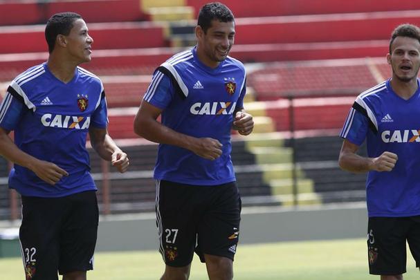 Equipe rubro-negra fez movimentação leve antes de viagem para encarar o Rubro-negro Carioca no Maracanã, neste domingo