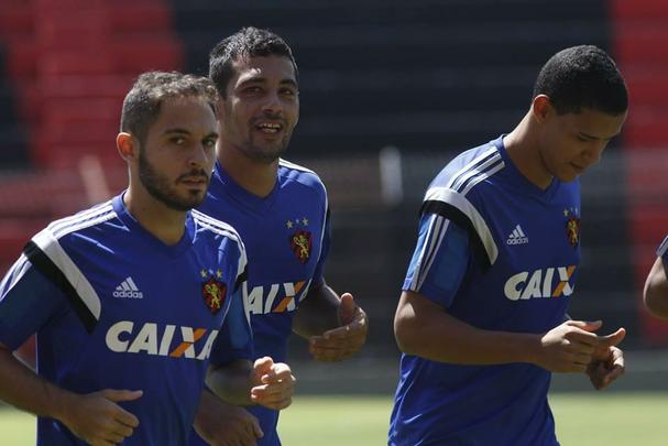 Equipe rubro-negra fez movimentação leve antes de viagem para encarar o Rubro-negro Carioca no Maracanã, neste domingo