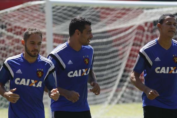 Equipe rubro-negra fez movimentação leve antes de viagem para encarar o Rubro-negro Carioca no Maracanã, neste domingo