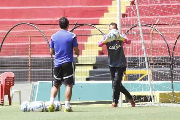 Equipe rubro-negra fez movimentação leve antes de viagem para encarar o Rubro-negro Carioca no Maracanã, neste domingo