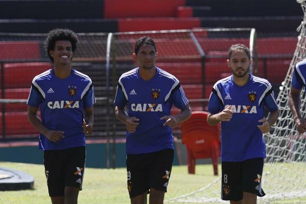 Equipe rubro-negra fez movimentação leve antes de viagem para encarar o Rubro-negro Carioca no Maracanã, neste domingo