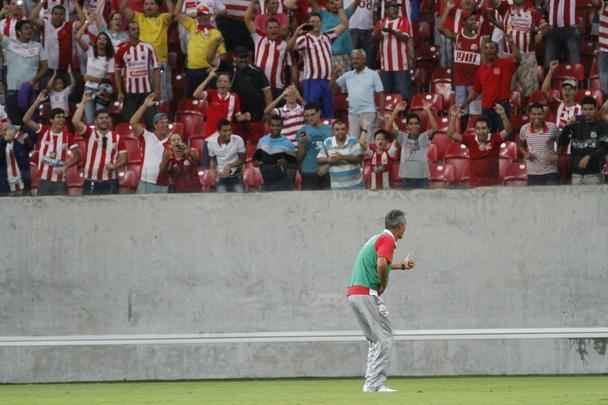 Na partida da ltima tera-feira, contra o Cricima, Lisca, vencedor da partida, no perdeu a oportunidade de provocar o atacante Neto Baiano, que esteve em campo pelo time adversrio, na Arena Pernambuco. O tcnico provocou o jogador fazendo uma dancinha tal qual a que Neto Baiano fazia quando marcava gols pelo Leo.