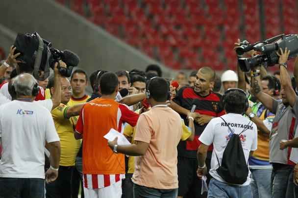 O treinador tambm ficou marcado por ter se envolvido em uma polmica com o ex-atacante do rival Sport, Neto Baiano. Aps um jogo entre alvirrubros e rubro-negros, na Arena Pernambuco, Lisca teria provocado o jogador, que precisou ser contido para no partir para cima do treinador.