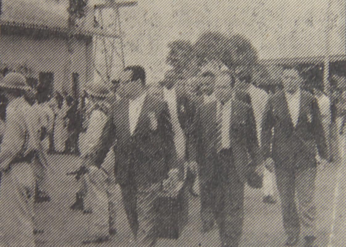 Seleo Cacareco chega ao Equador para a Copa Amrica, em 1959, chamando ateno da populao local. 