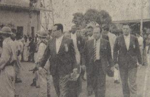 Seleo Cacareco chega ao Equador para a Copa Amrica, em 1959, chamando ateno da populao local. 