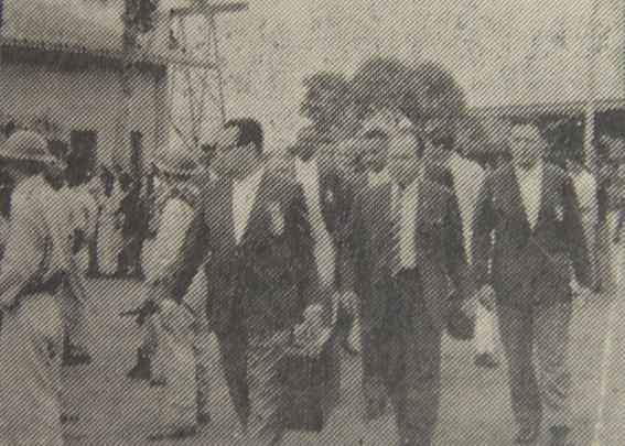 Seleção Cacareco chega ao Equador para a Copa América, em 1959, chamando atenção da população local.