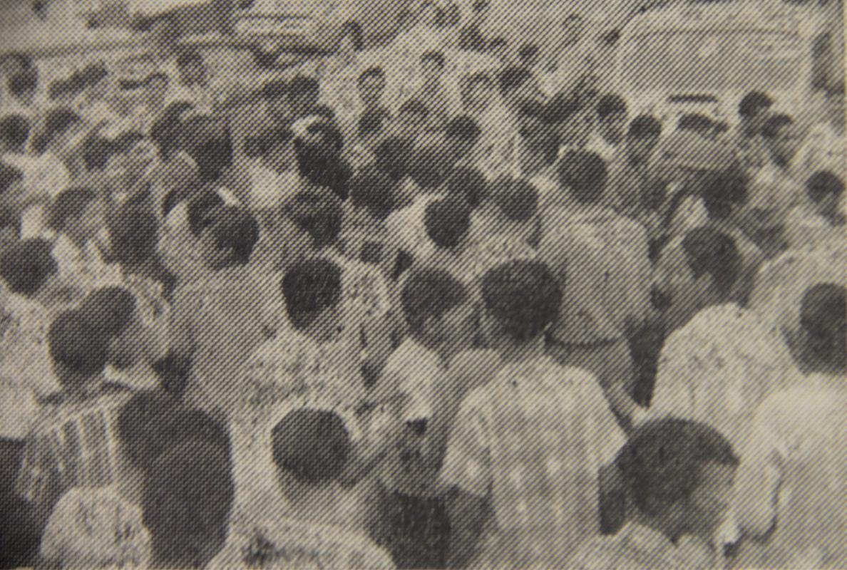 Populao do Equador se rene para acompanhar a chegada Seleo Brasileira no pas.