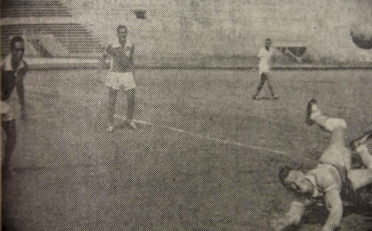 Seleo Cacareco treina antes da estreia no Sul-Americano Extra (Copa Amrica) de 1959, no Equador.