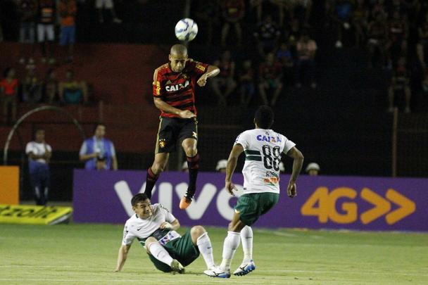 Com um primeiro tempo superior, o Sport venceu o Coritiba por 1 a 0 na Ilha do Retiro. Equipe rubro-negra retomou a liderana da Srie A