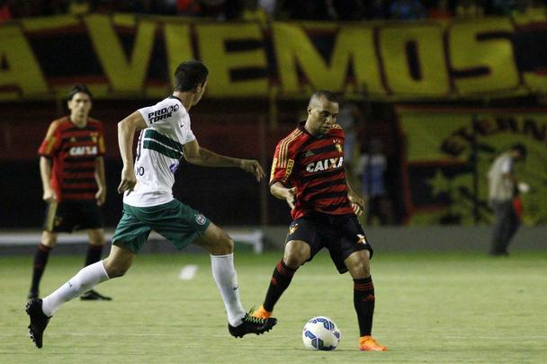 Com um primeiro tempo superior, o Sport venceu o Coritiba por 1 a 0 na Ilha do Retiro. Equipe rubro-negra retomou a liderana da Srie A