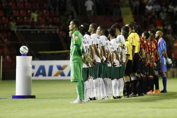 Com um primeiro tempo superior, o Sport venceu o Coritiba por 1 a 0 na Ilha do Retiro. Equipe rubro-negra retomou a liderana da Srie A