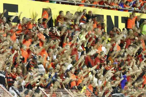 Com um primeiro tempo superior, o Sport venceu o Coritiba por 1 a 0 na Ilha do Retiro. Equipe rubro-negra retomou a liderana da Srie A