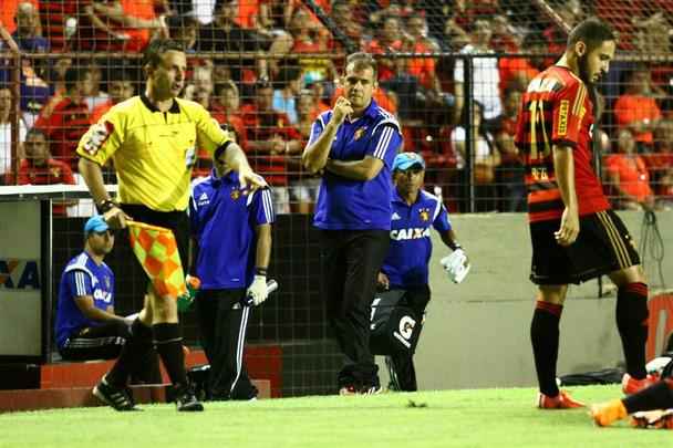 Com um primeiro tempo superior, o Sport venceu o Coritiba por 1 a 0 na Ilha do Retiro. Equipe rubro-negra retomou a liderana da Srie A