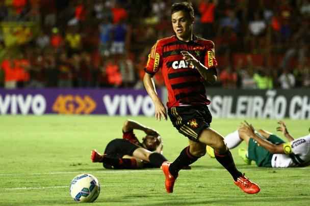 Com um primeiro tempo superior, o Sport venceu o Coritiba por 1 a 0 na Ilha do Retiro. Equipe rubro-negra retomou a liderana da Srie A