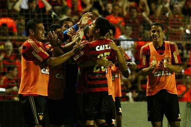 Com um primeiro tempo superior, o Sport venceu o Coritiba por 1 a 0 na Ilha do Retiro. Equipe rubro-negra retomou a liderana da Srie A com gol de Neto Moura