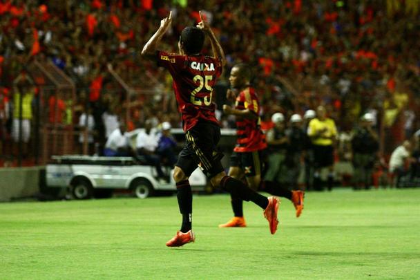 Com um primeiro tempo superior, o Sport venceu o Coritiba por 1 a 0 na Ilha do Retiro. Equipe rubro-negra retomou a liderana da Srie A com gol de Neto Moura
