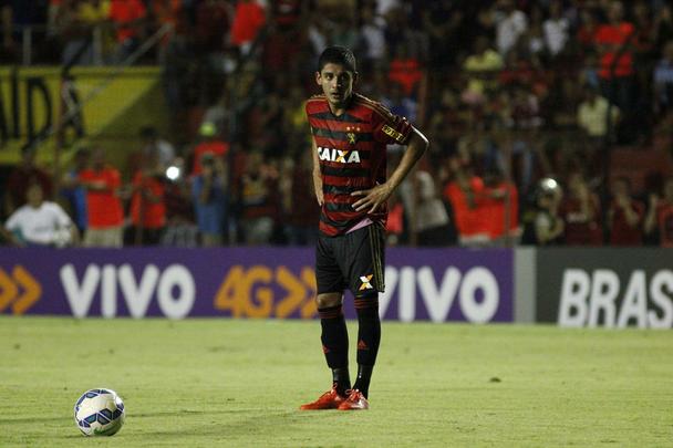 Com um primeiro tempo superior, o Sport venceu o Coritiba por 1 a 0 na Ilha do Retiro. Equipe rubro-negra retomou a liderana da Srie A