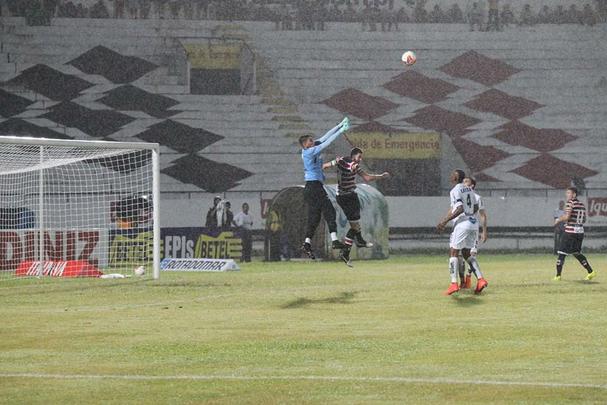 A necessidade de vitória era indiscutível. Mas o Santa Cruz mostrou dificuldades na criação e viu o ABC sair em vantagem, em uma das poucas chances que criou. Depois, o gramado encharcou e aí começou o desespero coral, com chutes de fora da área e bolas alçadas. Nada disso chegou a ameaçar seriamente a vitória potiguar, que deixou o Tricolor em situação delicada na tabela da Série B.