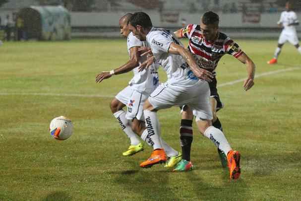 A necessidade de vitória era indiscutível. Mas o Santa Cruz mostrou dificuldades na criação e viu o ABC sair em vantagem, em uma das poucas chances que criou. Depois, o gramado encharcou e aí começou o desespero coral, com chutes de fora da área e bolas alçadas. Nada disso chegou a ameaçar seriamente a vitória potiguar, que deixou o Tricolor em situação delicada na tabela da Série B.