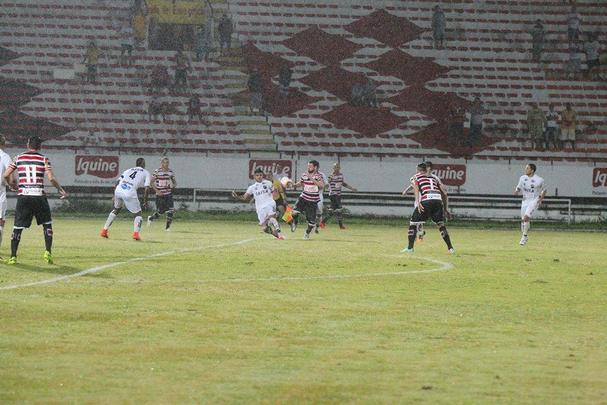 A necessidade de vitória era indiscutível. Mas o Santa Cruz mostrou dificuldades na criação e viu o ABC sair em vantagem, em uma das poucas chances que criou. Depois, o gramado encharcou e aí começou o desespero coral, com chutes de fora da área e bolas alçadas. Nada disso chegou a ameaçar seriamente a vitória potiguar, que deixou o Tricolor em situação delicada na tabela da Série B.