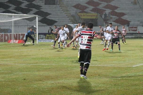 A necessidade de vitória era indiscutível. Mas o Santa Cruz mostrou dificuldades na criação e viu o ABC sair em vantagem, em uma das poucas chances que criou. Depois, o gramado encharcou e aí começou o desespero coral, com chutes de fora da área e bolas alçadas. Nada disso chegou a ameaçar seriamente a vitória potiguar, que deixou o Tricolor em situação delicada na tabela da Série B.