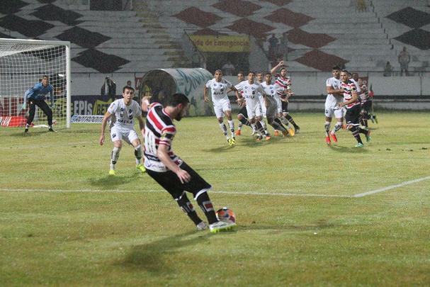 A necessidade de vitória era indiscutível. Mas o Santa Cruz mostrou dificuldades na criação e viu o ABC sair em vantagem, em uma das poucas chances que criou. Depois, o gramado encharcou e aí começou o desespero coral, com chutes de fora da área e bolas alçadas. Nada disso chegou a ameaçar seriamente a vitória potiguar, que deixou o Tricolor em situação delicada na tabela da Série B.