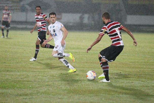 A necessidade de vitória era indiscutível. Mas o Santa Cruz mostrou dificuldades na criação e viu o ABC sair em vantagem, em uma das poucas chances que criou. Depois, o gramado encharcou e aí começou o desespero coral, com chutes de fora da área e bolas alçadas. Nada disso chegou a ameaçar seriamente a vitória potiguar, que deixou o Tricolor em situação delicada na tabela da Série B.