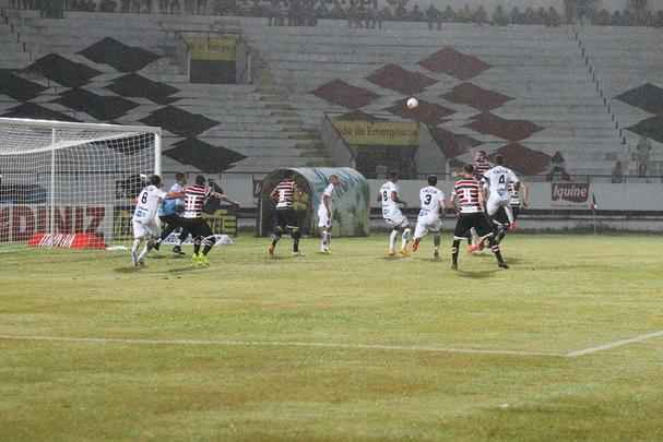 A necessidade de vitória era indiscutível. Mas o Santa Cruz mostrou dificuldades na criação e viu o ABC sair em vantagem, em uma das poucas chances que criou. Depois, o gramado encharcou e aí começou o desespero coral, com chutes de fora da área e bolas alçadas. Nada disso chegou a ameaçar seriamente a vitória potiguar, que deixou o Tricolor em situação delicada na tabela da Série B.