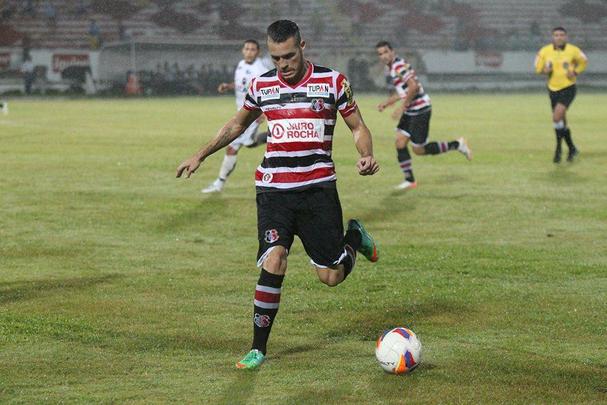 A necessidade de vitória era indiscutível. Mas o Santa Cruz mostrou dificuldades na criação e viu o ABC sair em vantagem, em uma das poucas chances que criou. Depois, o gramado encharcou e aí começou o desespero coral, com chutes de fora da área e bolas alçadas. Nada disso chegou a ameaçar seriamente a vitória potiguar, que deixou o Tricolor em situação delicada na tabela da Série B.