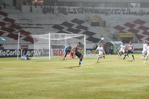 A necessidade de vitória era indiscutível. Mas o Santa Cruz mostrou dificuldades na criação e viu o ABC sair em vantagem, em uma das poucas chances que criou. Depois, o gramado encharcou e aí começou o desespero coral, com chutes de fora da área e bolas alçadas. Nada disso chegou a ameaçar seriamente a vitória potiguar, que deixou o Tricolor em situação delicada na tabela da Série B.