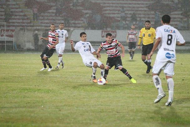 A necessidade de vitória era indiscutível. Mas o Santa Cruz mostrou dificuldades na criação e viu o ABC sair em vantagem, em uma das poucas chances que criou. Depois, o gramado encharcou e aí começou o desespero coral, com chutes de fora da área e bolas alçadas. Nada disso chegou a ameaçar seriamente a vitória potiguar, que deixou o Tricolor em situação delicada na tabela da Série B.