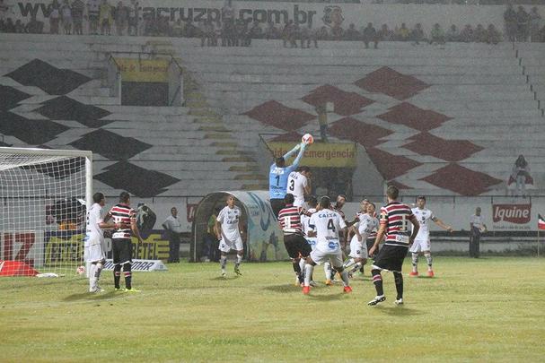 A necessidade de vitória era indiscutível. Mas o Santa Cruz mostrou dificuldades na criação e viu o ABC sair em vantagem, em uma das poucas chances que criou. Depois, o gramado encharcou e aí começou o desespero coral, com chutes de fora da área e bolas alçadas. Nada disso chegou a ameaçar seriamente a vitória potiguar, que deixou o Tricolor em situação delicada na tabela da Série B.