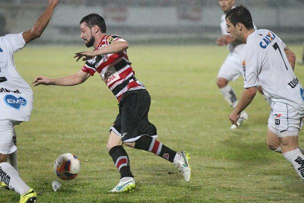 A necessidade de vitória era indiscutível. Mas o Santa Cruz mostrou dificuldades na criação e viu o ABC sair em vantagem, em uma das poucas chances que criou. Depois, o gramado encharcou e aí começou o desespero coral, com chutes de fora da área e bolas alçadas. Nada disso chegou a ameaçar seriamente a vitória potiguar, que deixou o Tricolor em situação delicada na tabela da Série B.