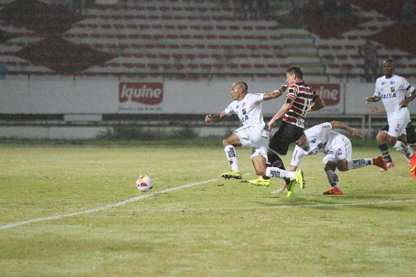 A necessidade de vitória era indiscutível. Mas o Santa Cruz mostrou dificuldades na criação e viu o ABC sair em vantagem, em uma das poucas chances que criou. Depois, o gramado encharcou e aí começou o desespero coral, com chutes de fora da área e bolas alçadas. Nada disso chegou a ameaçar seriamente a vitória potiguar, que deixou o Tricolor em situação delicada na tabela da Série B.