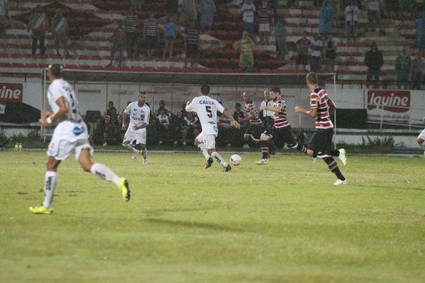 A necessidade de vitória era indiscutível. Mas o Santa Cruz mostrou dificuldades na criação e viu o ABC sair em vantagem, em uma das poucas chances que criou. Depois, o gramado encharcou e aí começou o desespero coral, com chutes de fora da área e bolas alçadas. Nada disso chegou a ameaçar seriamente a vitória potiguar, que deixou o Tricolor em situação delicada na tabela da Série B.