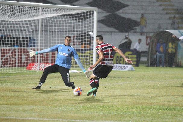 A necessidade de vitória era indiscutível. Mas o Santa Cruz mostrou dificuldades na criação e viu o ABC sair em vantagem, em uma das poucas chances que criou. Depois, o gramado encharcou e aí começou o desespero coral, com chutes de fora da área e bolas alçadas. Nada disso chegou a ameaçar seriamente a vitória potiguar, que deixou o Tricolor em situação delicada na tabela da Série B.