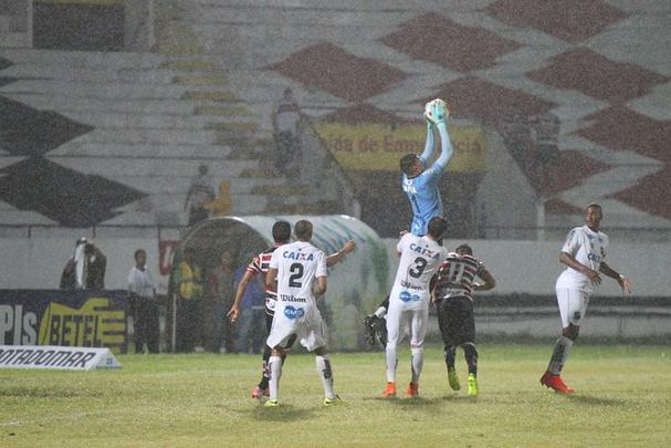 A necessidade de vitória era indiscutível. Mas o Santa Cruz mostrou dificuldades na criação e viu o ABC sair em vantagem, em uma das poucas chances que criou. Depois, o gramado encharcou e aí começou o desespero coral, com chutes de fora da área e bolas alçadas. Nada disso chegou a ameaçar seriamente a vitória potiguar, que deixou o Tricolor em situação delicada na tabela da Série B.