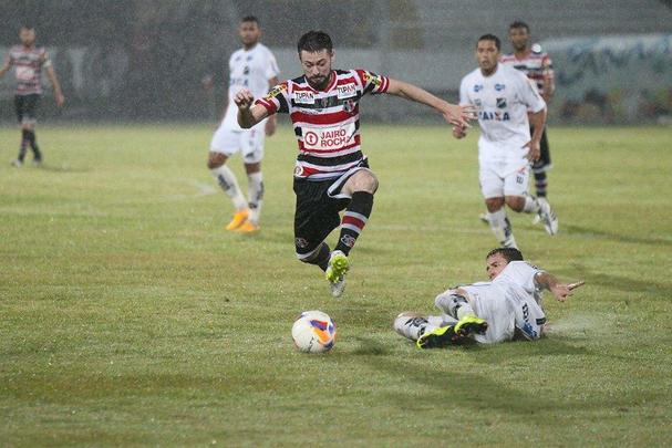 A necessidade de vitória era indiscutível. Mas o Santa Cruz mostrou dificuldades na criação e viu o ABC sair em vantagem, em uma das poucas chances que criou. Depois, o gramado encharcou e aí começou o desespero coral, com chutes de fora da área e bolas alçadas. Nada disso chegou a ameaçar seriamente a vitória potiguar, que deixou o Tricolor em situação delicada na tabela da Série B.