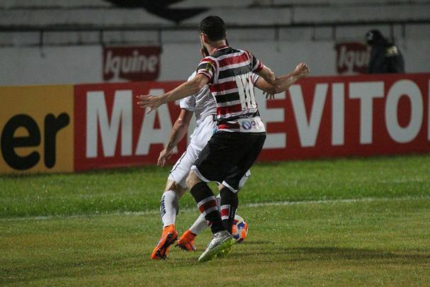 A necessidade de vitória era indiscutível. Mas o Santa Cruz mostrou dificuldades na criação e viu o ABC sair em vantagem, em uma das poucas chances que criou. Depois, o gramado encharcou e aí começou o desespero coral, com chutes de fora da área e bolas alçadas. Nada disso chegou a ameaçar seriamente a vitória potiguar, que deixou o Tricolor em situação delicada na tabela da Série B.