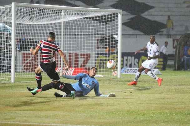 A necessidade de vitória era indiscutível. Mas o Santa Cruz mostrou dificuldades na criação e viu o ABC sair em vantagem, em uma das poucas chances que criou. Depois, o gramado encharcou e aí começou o desespero coral, com chutes de fora da área e bolas alçadas. Nada disso chegou a ameaçar seriamente a vitória potiguar, que deixou o Tricolor em situação delicada na tabela da Série B.