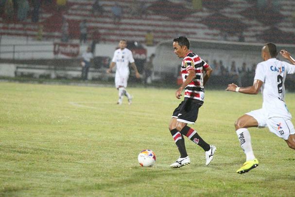 A necessidade de vitória era indiscutível. Mas o Santa Cruz mostrou dificuldades na criação e viu o ABC sair em vantagem, em uma das poucas chances que criou. Depois, o gramado encharcou e aí começou o desespero coral, com chutes de fora da área e bolas alçadas. Nada disso chegou a ameaçar seriamente a vitória potiguar, que deixou o Tricolor em situação delicada na tabela da Série B.